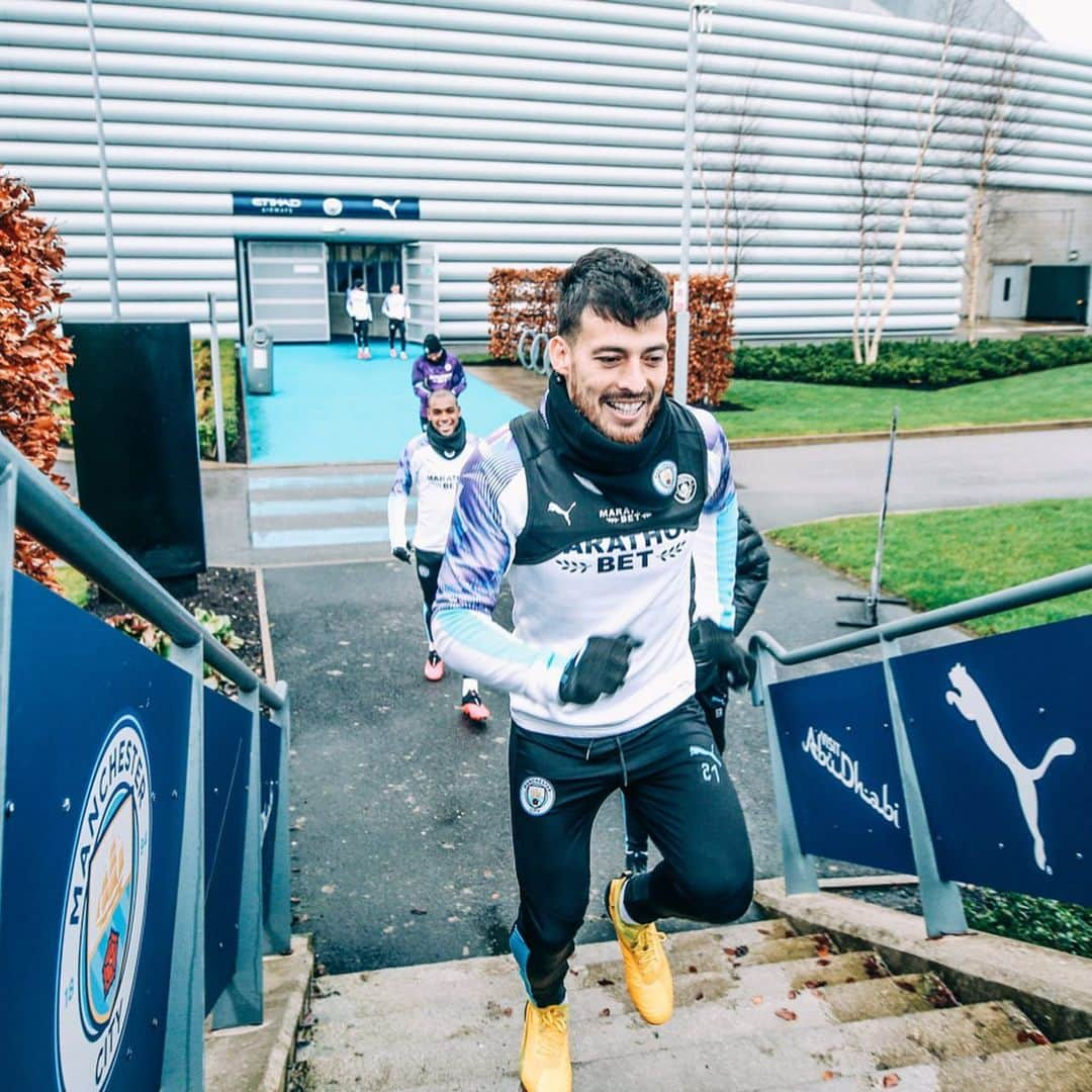 マンチェスター・シティFCさんのインスタグラム写真 - (マンチェスター・シティFCInstagram)「And just like that they’re back in the room! 🎩⁣ ⁣ ⁣ ⁣ ⁣ ⁣ ⁣ #mancity」2月16日 4時28分 - mancity