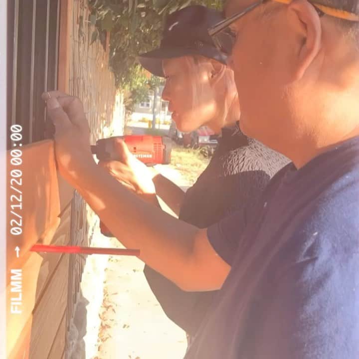ショーン・エバリストのインスタグラム：「Because love💗 @ayehasegawa with help from Pops designed & built our fence/gate together recently. Wifey handy with the saw now, don’t f**k around and get cut🪓🧰⚒ Happy 4 love, till the wheels fall off. . . Music by @iamluckydaye ✨」