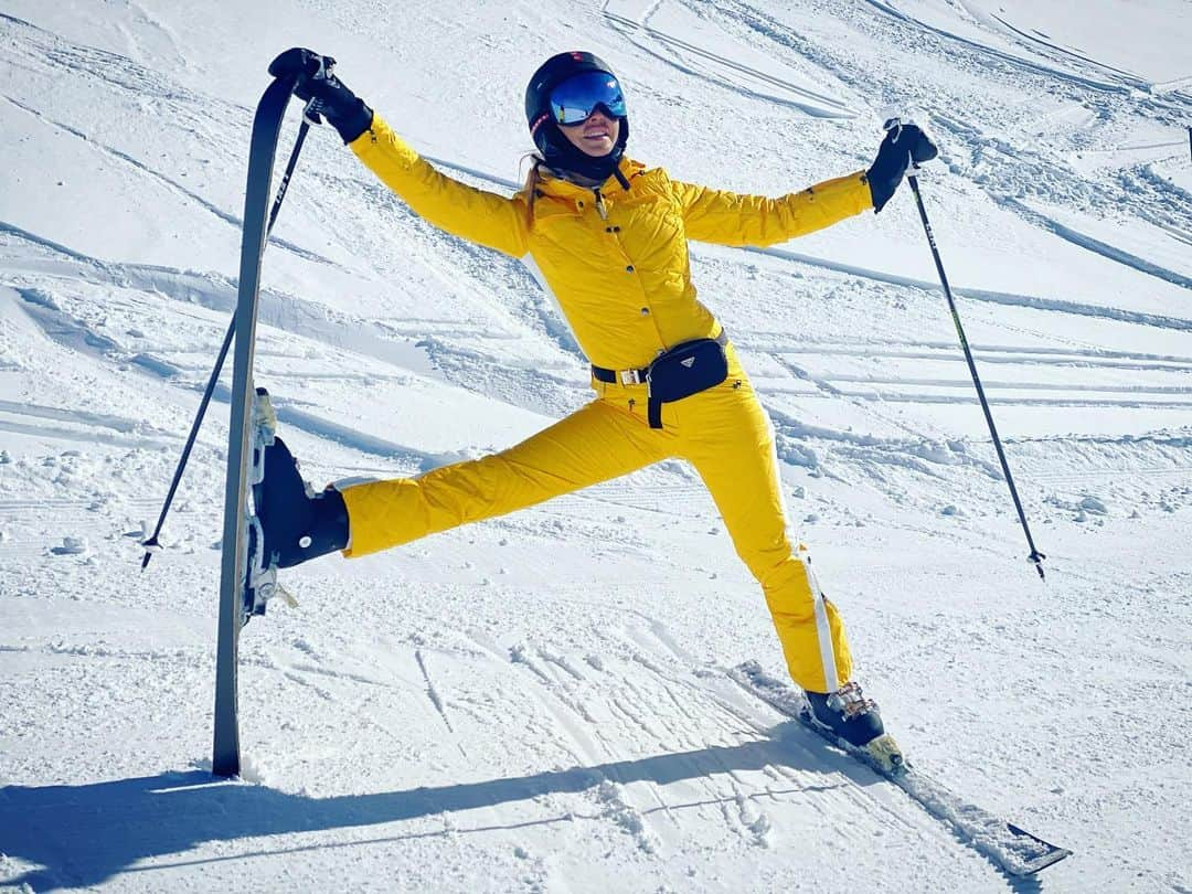 タチアナ・ナフカさんのインスタグラム写真 - (タチアナ・ナフカInstagram)「Йога без границ! 🙈😂🎿🧘‍♀️ Мне не то, что кроссовки, мне даже лыжи не мешают!!! 💪💪💪#рубрикаспортоттатьянынавки #ТатьянаНавка #спорт #эсктрим #активныйотдых #зима #горы #солнце #юморспасетмир #красота」2月16日 4時49分 - tatiana_navka