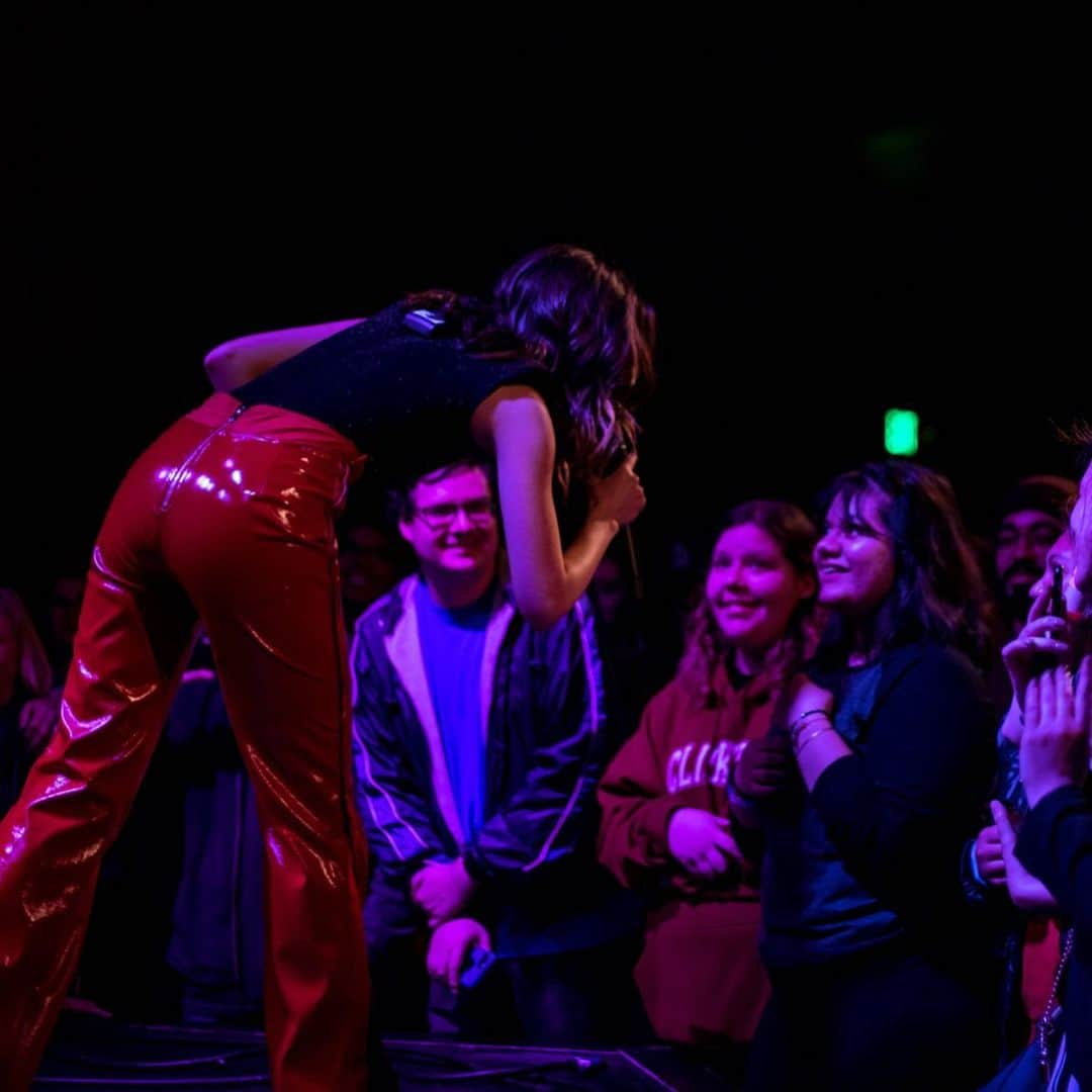 ローラ・マラノさんのインスタグラム写真 - (ローラ・マラノInstagram)「I can’t believe it’s been a year since I performed at the Roxy aaaaand since F.E.O.U. came out 💋 I honestly can’t put into words how incredible that day was, but I can say I can’t wait to perform way more this year...like I miiiiight just be planning something right now...completely unrelated, hypothetical question: if I were to go on tour, what cities should I go to?」2月16日 4時55分 - lauramarano