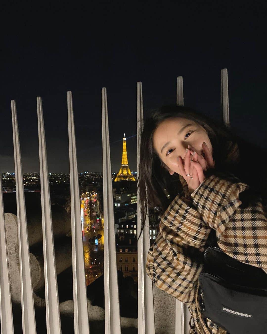 山尾梨奈さんのインスタグラム写真 - (山尾梨奈Instagram)「🥂 6日間、ママとパリへ行ってきました BonjourとMerciの2つだけで乗り切ったよ！. . . #ヨーロッパ #フランス #フランス旅行 #パリ #パリ旅行 #凱旋門 #エッフェル塔 #bonjour #merci」2月16日 10時22分 - yamarina_1210
