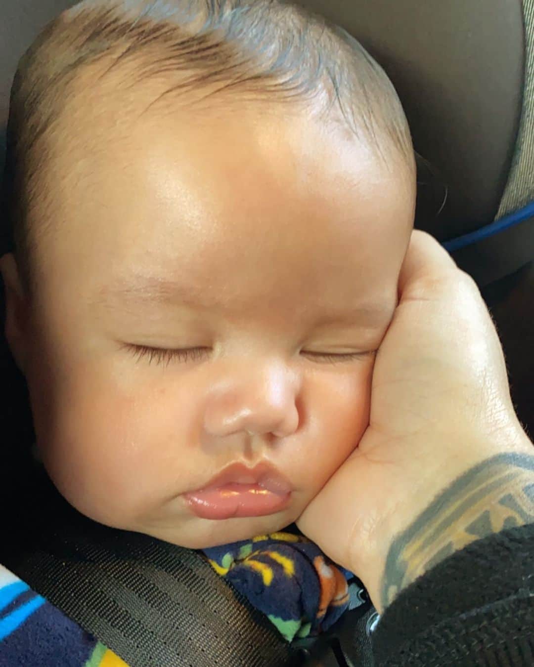 アンバー・ローズさんのインスタグラム写真 - (アンバー・ローズInstagram)「He needed his Mommy’s touch to fall asleep 😴👶🏽🥰 #slashelectric」2月16日 5時17分 - amberrose