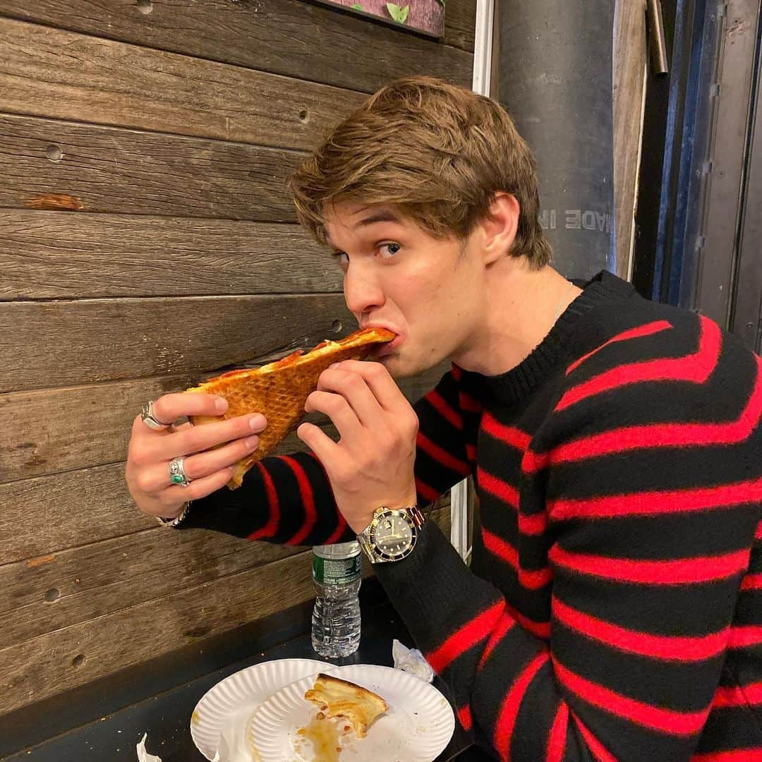 コリン・フォードのインスタグラム：「I don’t eat pizza a lot anymore but when I do it’s in YSL」