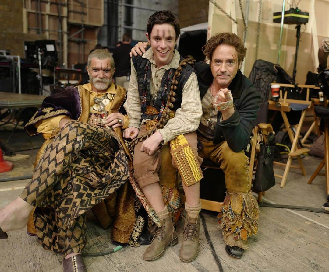 ロバート・ダウニー・Jrさんのインスタグラム写真 - (ロバート・ダウニー・JrInstagram)「A #boy, his #doctor and a living #legend... Resting the tootsies during a shot set up... @dolittlemovie #bts #rassouli #stubbins #drdolittle #antoniobanderas #harrycollett #🇪🇸 #🏴󠁧󠁢󠁷󠁬󠁳󠁿 #shepperton  #uk #flashback (📸 @jimmy_rich )」2月16日 6時29分 - robertdowneyjr