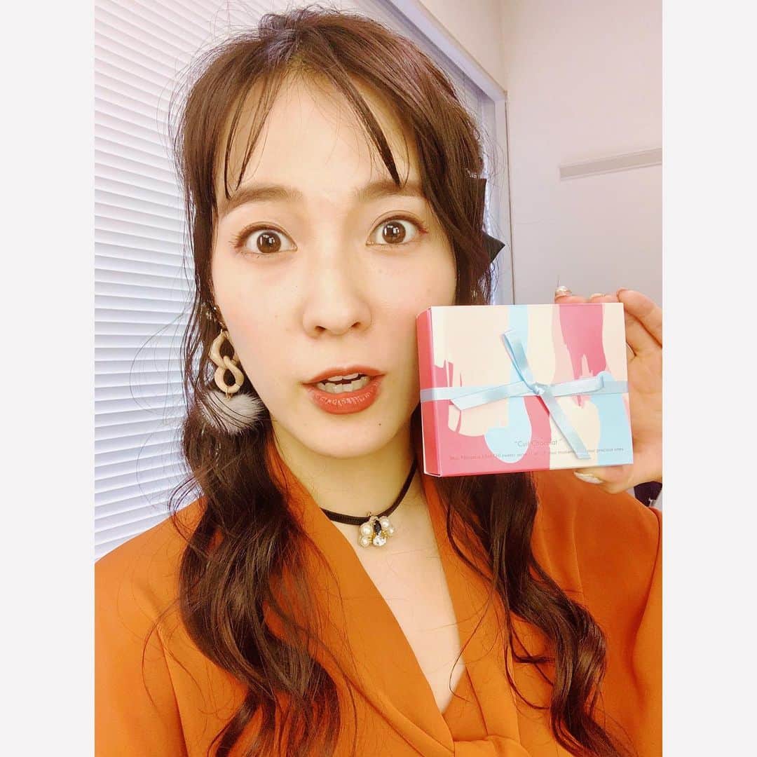 のインスタグラム：「久々の5時起きで長崎県の長与町へ収録へ😊手に持ってるのは片淵アナがくれたバレンタイン💖私もささやかながら皆さんへ渡しました。良き日曜日にしましょう〜✨ ・ #家電 #家電好き #家電女優 #奈津子 #バレンタイン　#チョコレート #なんでも鑑定団　#早起き #収録　#長崎県　#日曜日の過ごし方」