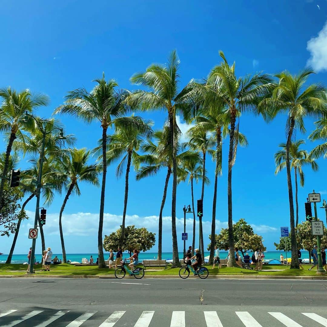 マキ・コニクソンさんのインスタグラム写真 - (マキ・コニクソンInstagram)「Good morning from Waikiki Beach!! ⛱お天気サイコー！😎🤙🏼 昨日モヤモヤしてた事があったけどそれもすっかり忘れちゃった！気分転換って大事！私は嫌な事があったらすぐにMove onするって決めてるの！嫌な事に引っ張られたくないからね！そんなで今日もお互い自分を大切にハッピー元気な1日を過ごそうね！😄💪🏼 #ハワイのおすそ分け🤙🏼 #Move on大切！ #嫌なことはさっさと忘れちゃっおう！👍🏼」2月16日 6時55分 - makikonikson