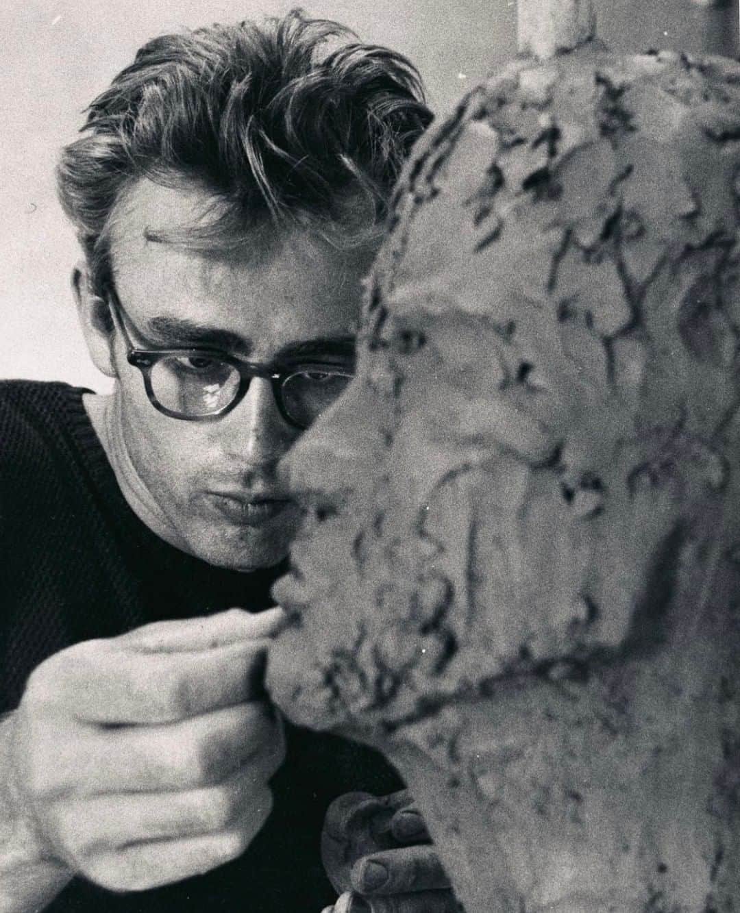 オリバーピープルズさんのインスタグラム写真 - (オリバーピープルズInstagram)「James Dean sculpting in 1955, photographed by Sanford Roth.」2月16日 7時01分 - oliverpeoples