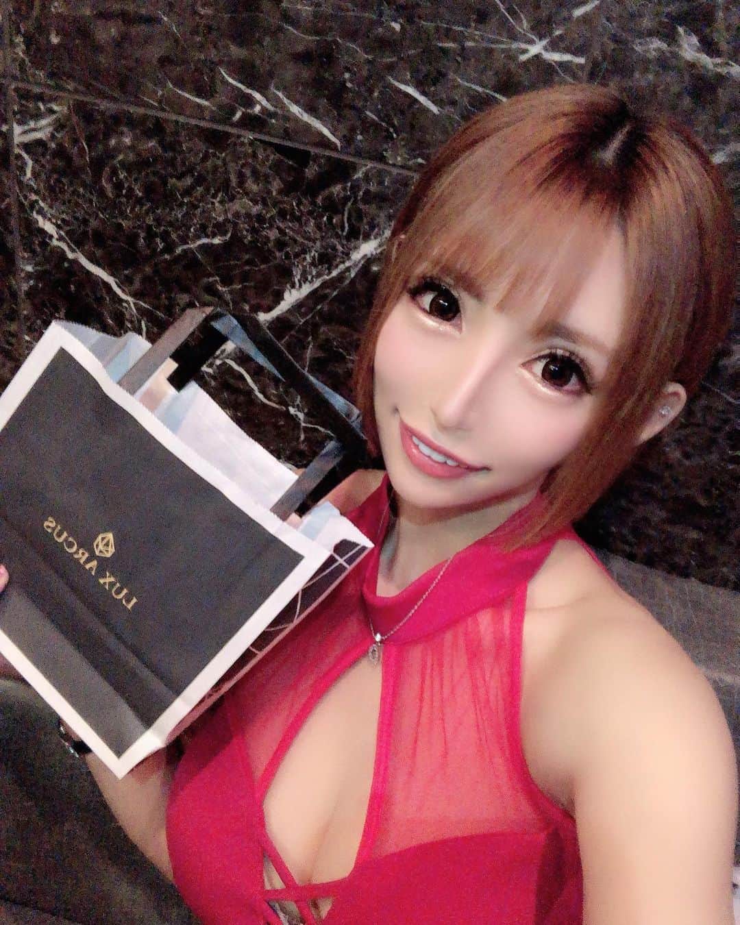 葉月七瀬のインスタグラム：「バレンタインイベント❤️ 来てくれたお客様ありがと😍✨ チョコ渡せて嬉しかっただよん💕💕 . バレンタインだから赤ドレスにしました❤️ 確かAndyのドレスです💋 ドレス好評で嬉しかったなり！！ . イベントドリンクはいちごミルクと コーヒー牛乳みたいなやつ🍼笑 もちろのんでシャンパン ありがとうございました🥂💓 . 去年はDT中でバレンタインなんかなかったけど 今年はあって嬉しいのだ😘💕 #キャバ嬢 #キャバクラ #イロハ  #happyvalentine #chocolate  #赤ドレス #glamorousbyandy」