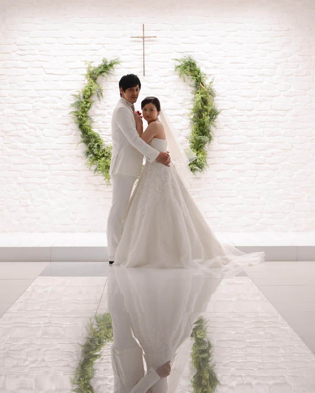 St.AQUA 東京の結婚式場 サンアクアチャペルさんのインスタグラム写真 - (St.AQUA 東京の結婚式場 サンアクアチャペルInstagram)「挙式は行わずにフォトウェディングとお食事会プランをお選びいただいたお二人。 . 家族が見守る中でチャペルで写真撮影を。 . . weddig date 2019.12.13 groom&bride I planner Yukiko Watanabe . . #サンアクア #サンアクアチャペル #d_wedding #海の近くのウエディング #2020年春婚  #2020年夏婚 #挙式とお食事会 #船上パーティー #少人数ウエディング #ファミリーウエディング #ウエディングブーケ #会場コーディネート #家族婚 #家族挙式 #マタニティウエディング #パパママ婚  #ブライダルフェア #ウエディングドレス #ドレス試着 #結婚式場探し #式場探し #式場見学  #プレ花嫁 #2人挙式  #船上ウエディング #結婚式準備 #竹芝 #日本中のプレ花嫁さんと繋がりたい」2月16日 7時16分 - staquatakeshiba