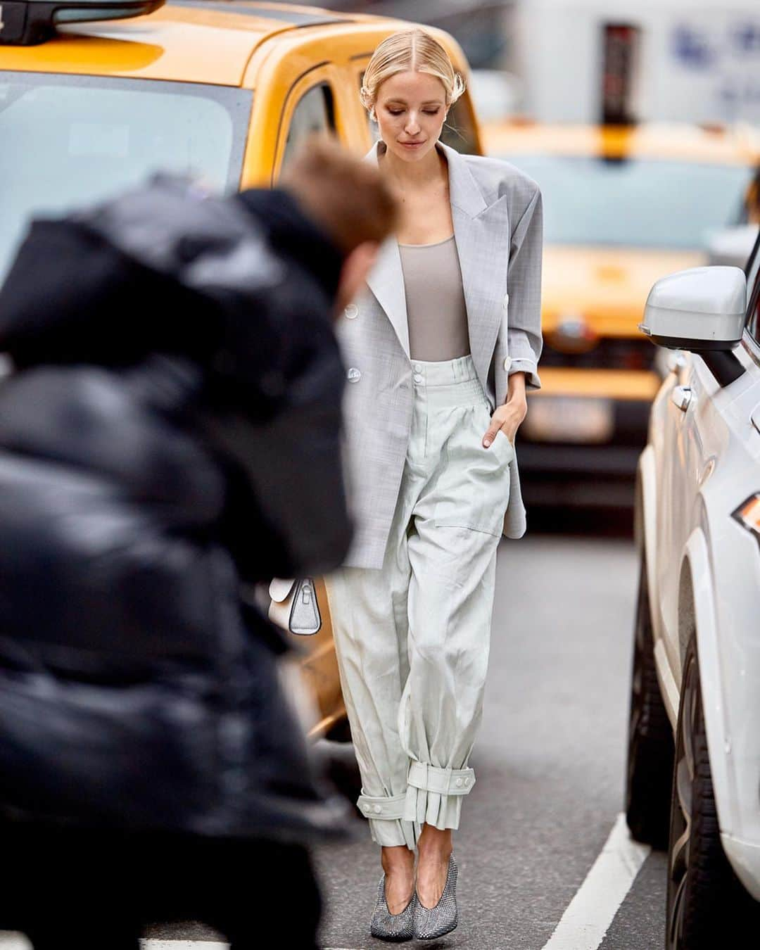 レオニー・ハンネさんのインスタグラム写真 - (レオニー・ハンネInstagram)「One more round of #NYFW streetstyle - What’s your fav?🖤 Anzeige/Tag 📸: @thestyleograph @edwardspict @eva.espresso tagged #NYFW #ny」2月16日 7時13分 - leoniehanne