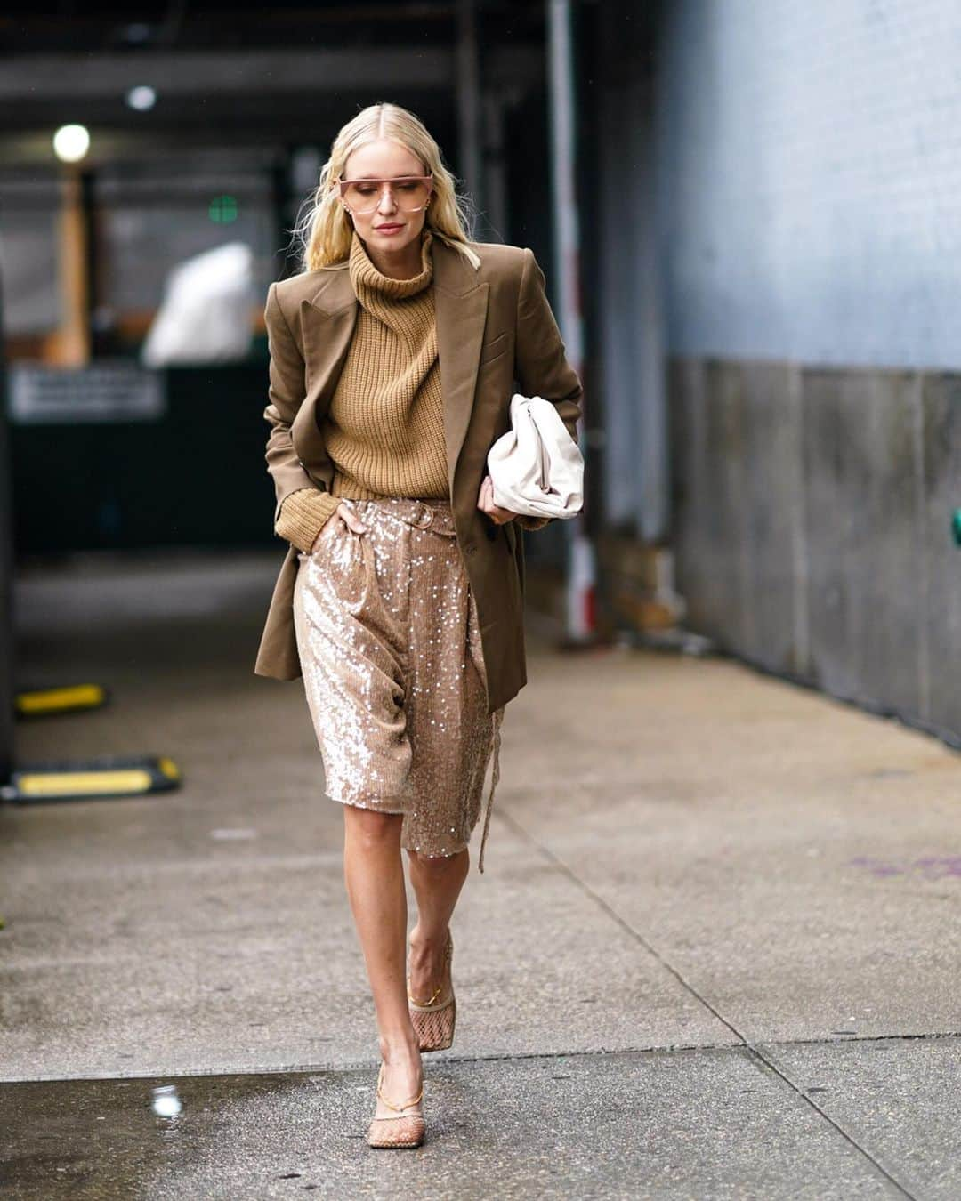 レオニー・ハンネさんのインスタグラム写真 - (レオニー・ハンネInstagram)「One more round of #NYFW streetstyle - What’s your fav?🖤 Anzeige/Tag 📸: @thestyleograph @edwardspict @eva.espresso tagged #NYFW #ny」2月16日 7時13分 - leoniehanne