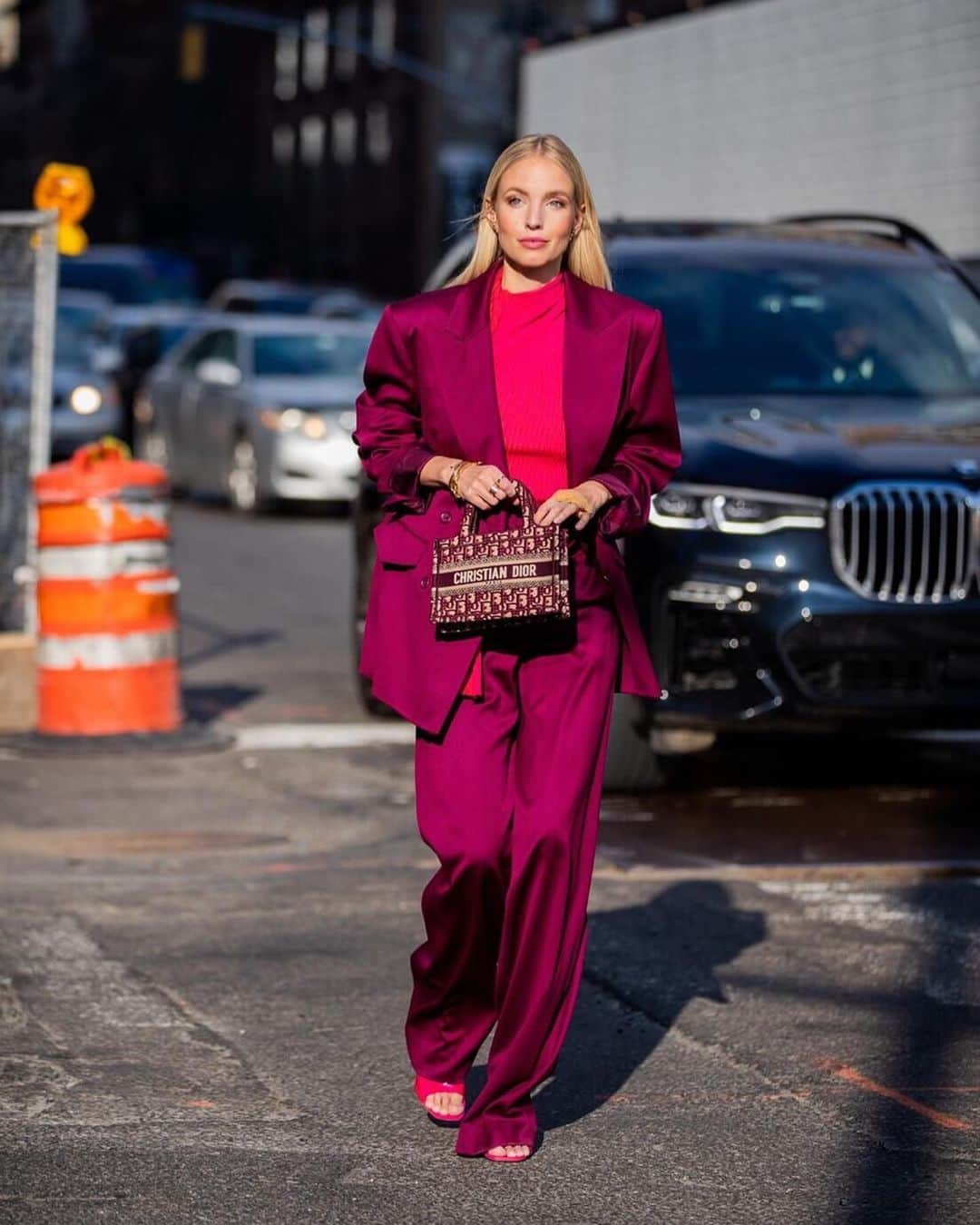 レオニー・ハンネさんのインスタグラム写真 - (レオニー・ハンネInstagram)「One more round of #NYFW streetstyle - What’s your fav?🖤 Anzeige/Tag 📸: @thestyleograph @edwardspict @eva.espresso tagged #NYFW #ny」2月16日 7時13分 - leoniehanne