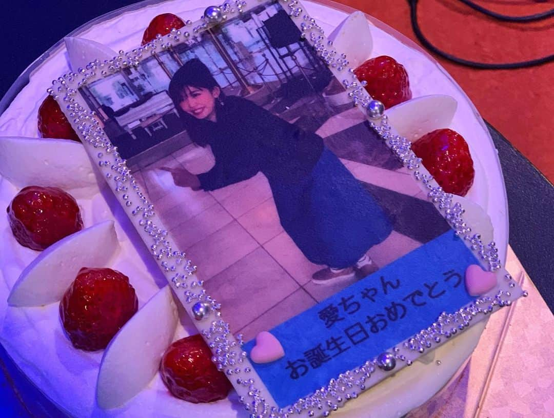 中村愛さんのインスタグラム写真 - (中村愛Instagram)「🎂♡ ・ ・ ・ サプライズで誕生日も🎂お祝いしてもらっちゃいました。 ファンの粋な計らいありがとう！ムロリンからのパンツの🩲プレゼント🎁もありがとう🙏笑 こんなに沢山の方が来てくれました⭐️ お時間割いていただきありがとうございます！ #なんでケーキの写真これなん？笑 #五郎丸ポーズ  #ピアノ久々弾きたい #センスないけど」2月16日 7時19分 - nakamuramura_ai