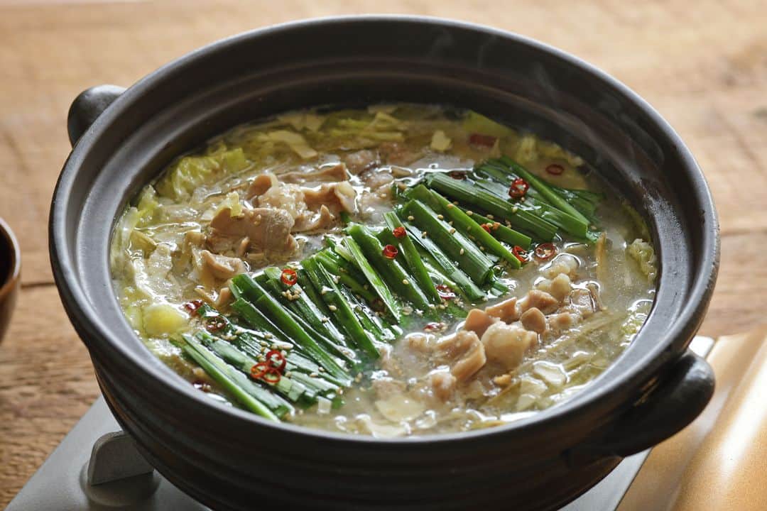 のインスタグラム：「. 春の陽気もちらほら見えてきて厳しい冷え込みはないものの、油断は禁物！あったか鍋で寒さを乗り切りましょう。 . いちおしは福岡県宗像市のすすき牧場で育てられたむなかた牛のみで作られた「塩もつ鍋セット」。 健康に配慮して育てられたむなかた牛のもつは、もつ独特のクセがなく食べやすいのが特徴です😋スープはあっさりともつの味を邪魔しない塩味、ラーメン麺も付いているのでシメまでおいしく楽しめます！ . ------------------------------- すすき牧場／むなかた牛 塩もつ鍋セット (2人前×2) . ▷こちらの作品はKomercoアプリでクリエイターから直接ご購入いただけます。 アプリ内「さがす」で「すすき牧場」と検索してください🔎 . ▷iOS版Appダウンロードはプロフィールリンクから📲 @komerco_official ------------------------------- . #komerco #コメルコ #cookpad #クックパッド #komercoごはん #料理をもっと楽しく #いつものいただきますを楽しく #おうちごはん #おうちごはんlover #instafood #foodpic #cookinglove #手しごと #komercoフード #お取り寄せ #お取り寄せグルメ #すすき牧場 #もつ鍋 #塩モツ鍋 #モツ鍋 #九州 #鍋料理 #鍋 #むなかた牛 #ラーメン #塩ラーメン」
