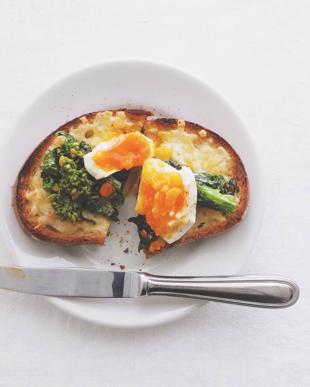 のインスタグラム：「cheese toast . 今朝のトーストは、 チーズのせて焼き、 菜の花のオイル煮、 ゆで卵のせました。 . . #朝パン #トースト #チーズトースト #菜の花 #ゆで卵 #toast #cheesetoast #toastsforall #toasttuesday #breakfastideas #breakfast」