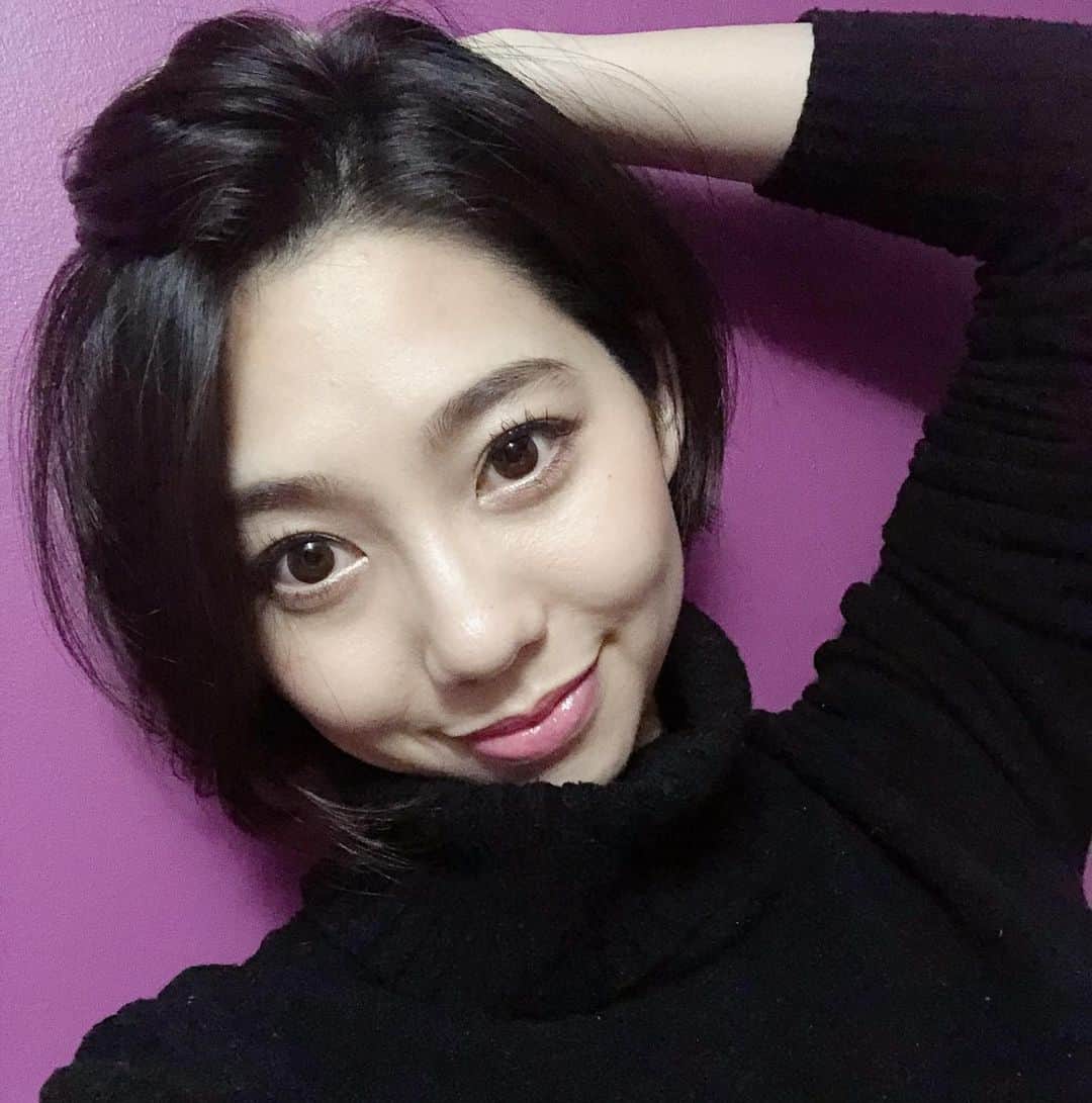 小泉麻耶のインスタグラム：「髪伸びた。🤔 My hair grows so fast... Different version😏  #selfie」