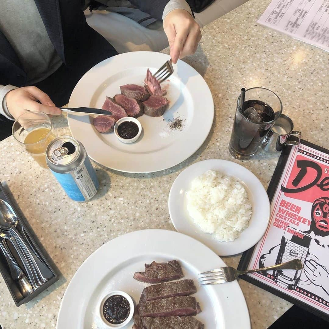 MERYさんのインスタグラム写真 - (MERYInstagram)「. お肉ランチをするなら、渋谷センター街の最奥にある『Demode Queen 宇田川町』がオススメ。 アンガス牛をメインにした肉メニューから、アメリカンサイズのアップルパイなどデザートまで堪能できます。 渋谷界隈トップクラスの広さを誇る開放的なテラスもあり、優雅な時間を過ごすことができそうです。 . 【店舗詳細】 住所｜東京都渋谷区宇田川町37-35 営業時間｜月～木 11:30 – 24:00（23:00L.O.） 金曜日 11:30 – 25:00（24:00L.O.） 土曜日 12:00 – 25:00（24:00L.O.） 日曜日 12:00 – 23:00（22:00L.O.） 電話番号｜03-6427-8567 . MERYでは他にも「かわいい」に近づくさまざまな情報を発信しています。  @mery.beauty コスメ・美容に特化した情報をお届け♡ @mery_spot 話題のカフェやお出かけスポットをご紹介！ こちらもぜひチェックしてみてください！ . . photo by @eminaca_____ . #MERY #regram #shibuya #cafe #渋谷カフェ #渋谷グルメ #渋谷ランチ #渋谷ディナー #アンガス牛 #アンガスビーフ #肉料理 #肉好きな人と繋がりたい #ステーキ #ステーキランチ #お肉 #お肉大好き #お肉好きな人と繋がりたい #お肉ランチ #都内グルメ #都内ランチ #センター街 #渋谷 #ランチ巡り #東京ランチ #東京グルメ #東京観光 #お洒落 #お洒落さんと繋がりたい #MERY女子 #メリー」2月16日 8時00分 - mery.jp