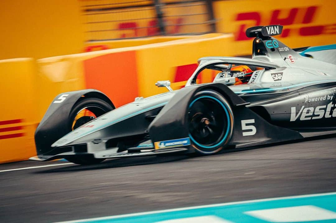 メルセデス・ベンツさんのインスタグラム写真 - (メルセデス・ベンツInstagram)「Drama in Mexico! @svandoorne finishes the #MexicoCityEPrix in P17 after an last-minute incident. @nyckdevries had to retire in the early stages of the race.  #wedrivethecity #ABBFormulaE #drivenbyEQ」2月16日 8時09分 - mercedesbenz