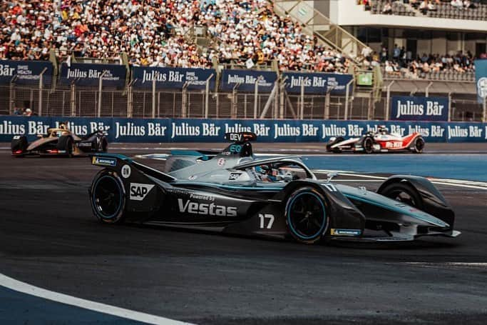 メルセデス・ベンツさんのインスタグラム写真 - (メルセデス・ベンツInstagram)「Drama in Mexico! @svandoorne finishes the #MexicoCityEPrix in P17 after an last-minute incident. @nyckdevries had to retire in the early stages of the race.  #wedrivethecity #ABBFormulaE #drivenbyEQ」2月16日 8時09分 - mercedesbenz