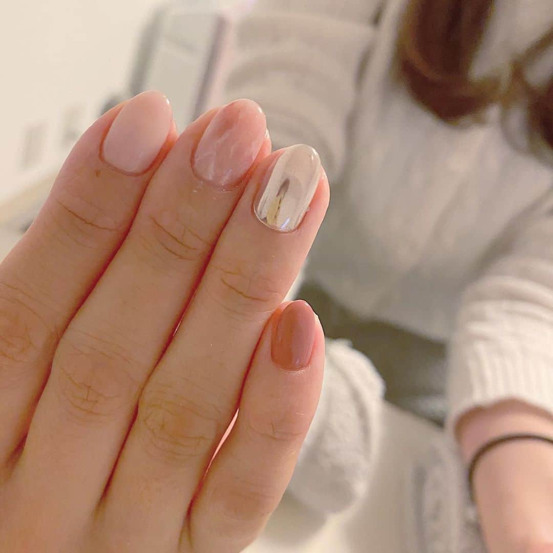 Kana Kobayashiさんのインスタグラム写真 - (Kana KobayashiInstagram)「#Anela #nails #ミラーネイル #ニュアンスネイル  #ローズクオーツ #表参道ネイルサロン #fashion #大人ネイル #シンプルネイル」2月16日 8時15分 - anela_kana