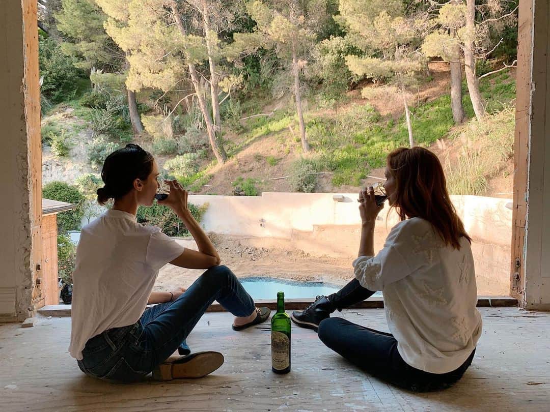 オデット・アナブルのインスタグラム：「And sometimes the only way is to drink a bottle of wine with your best friend in the middle of the day. @jogarciaswisher」