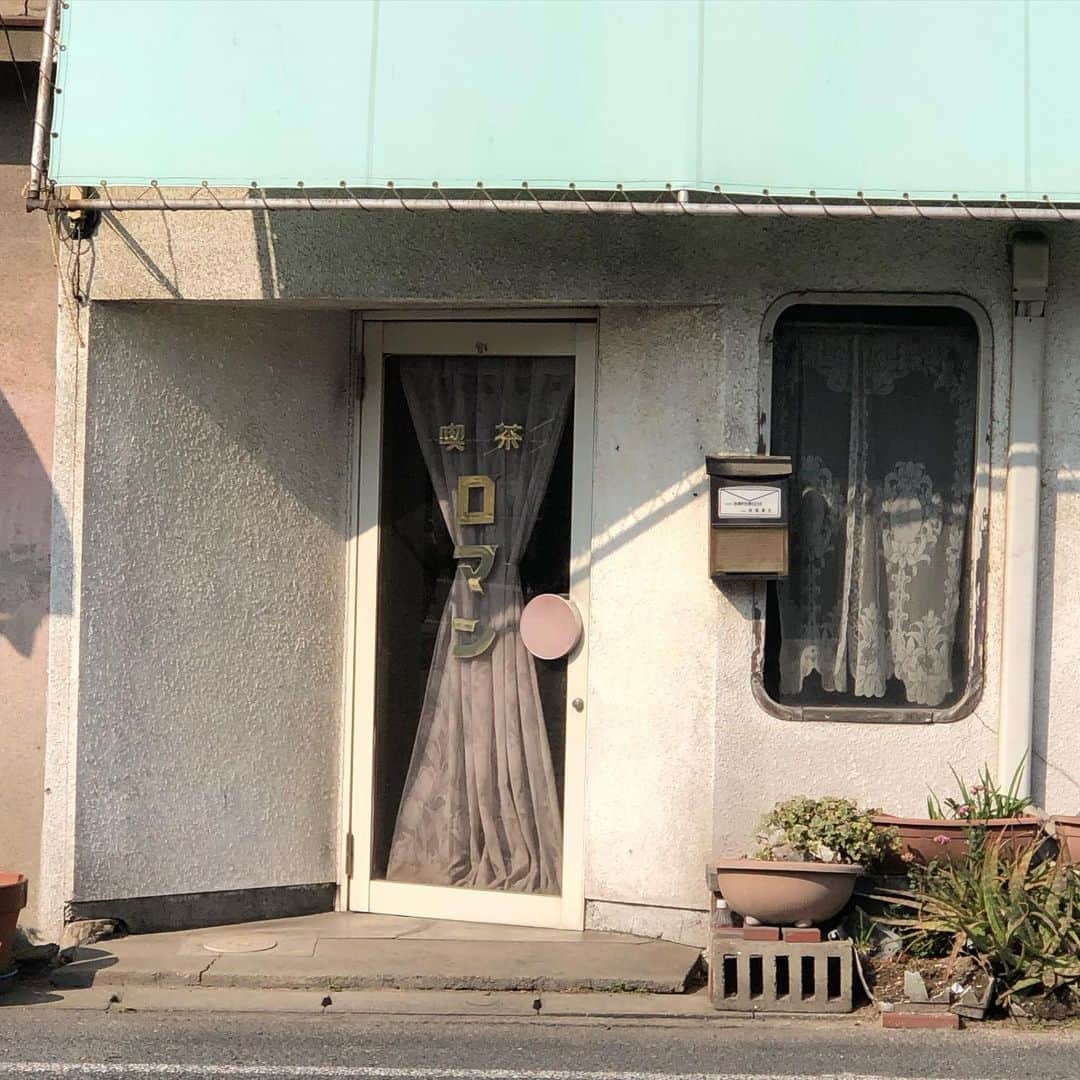 能町みね子さんのインスタグラム写真 - (能町みね子Instagram)「#喫茶メモ 笠岡 ロマン/ やってなかった。やめちゃってるのかも。→答：やってるそうです。よかった。文字もデザインもとてもいい。」2月16日 8時44分 - nmcmnc