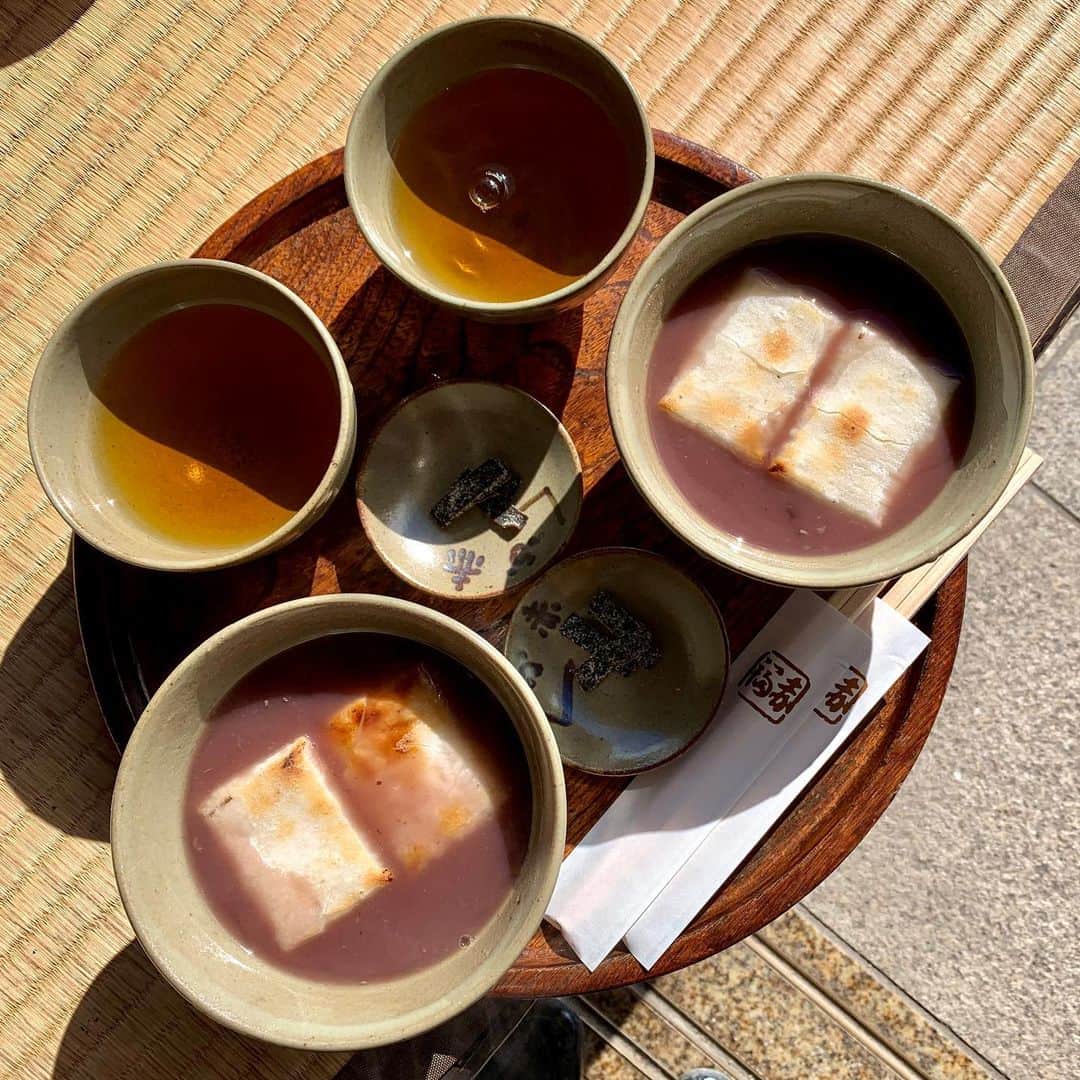 けらえいこのインスタグラム：「写真が前後するけど、2/6の赤福ぜんざい。今年も美味しかった。毎年この時期にここへ来ています。  ワイドナショーは、放送事故レベルのしどろもどろで、家族も友人もみんな冷汗をかいたそう‥😞💦 余計なこと言って、ネットを騒がせたりもしましたが、私としては松ちゃんのご好意を120%生かすことができて、ホッとしています。  ところで今日は、松岡茉優ちゃんのお誕生日㊗️🎂 🎁 ✨  私がここまで来られたのも茉優ちゃんの応援のおかげ‥‥✨ 改めてありがとう❣️& 25才おめでとうございます㊗️✨」