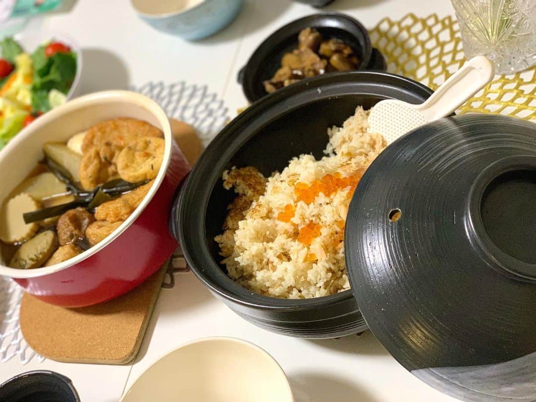花田浩菜のインスタグラム：「今、時期的に食べたくなる おでん&土鍋ご飯😊🍲❤️ . . まだまだ2人育児&おうちの事が慣れないけれど、ようやくすこーしずつ戻ったお家の生活にも慣れてきて、身の回りのことに手がつけられるように😂 この日の夕飯はほとんど シュガーレディ  @sugarlady_official の#冷凍食品 ！ おでん種セット、鮭のはらこ飯をメインに 大好きな鳥きものやわらか煮も解凍するだけ❤️ 鮭のはらこ飯は、土鍋で炊いたご飯に混ぜ込んだので簡単なのに見た目も豪華になりました💕 セットにはいくらもついているので贅沢感増し増し！✨ . . おでん種セットは普段自分で買わないような練り物の種類がたくさんで、9種類も入っていて🍢（→スワイプ） 付属のおつゆと他に入れたい具材があれば入れて煮込むだけだから、朝息子がご飯食べてる間におしゃべりしながら煮込んで、そのまま夜まで冷まして置いておいただけだけど味しみしみで大好評でした💕 . . 毎回冷凍とは思えないクオリティで、私が作るおでんより、出汁が効いていて美味しい😂爆 安心安全な食材なので 楽ちんなのに、子供にあげても安心というところはママにとってほんと有難い味方です😭✨ . . #シュガーレディ #sugarlady #無添加 #食品宅配 #PR #安心安全 #クッキング #料理 #おうちご飯 #時短 #時短家事 #2児ママ #2人育児 #2歳差育児 #2歳差兄妹 #男の子ママ #女の子ママ #赤ちゃんのいる生活 #新米ママと繋がりたい #子育て #l4l #happy #happydays」