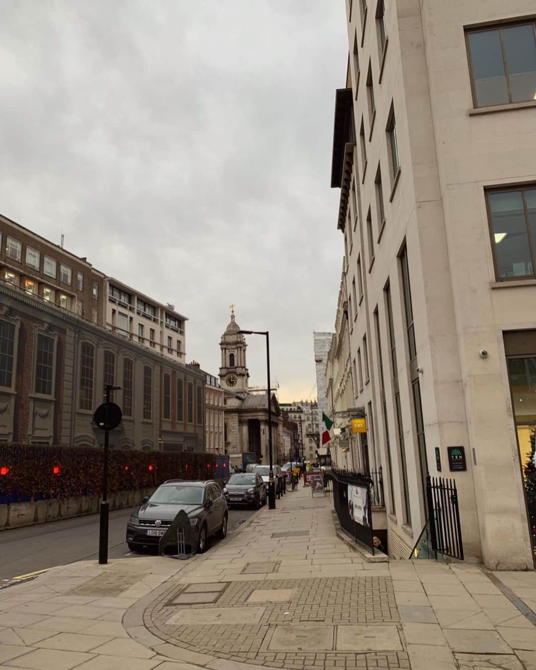 小嶋梨奈さんのインスタグラム写真 - (小嶋梨奈Instagram)「カメラロール遡ってたら いつかのロンドンの写真にたどり着いた♡ どこを切り取っても本当素敵な街並みだった！ また行きたいな☺︎ #ロンドン #london #街並み」2月16日 18時11分 - corina_718