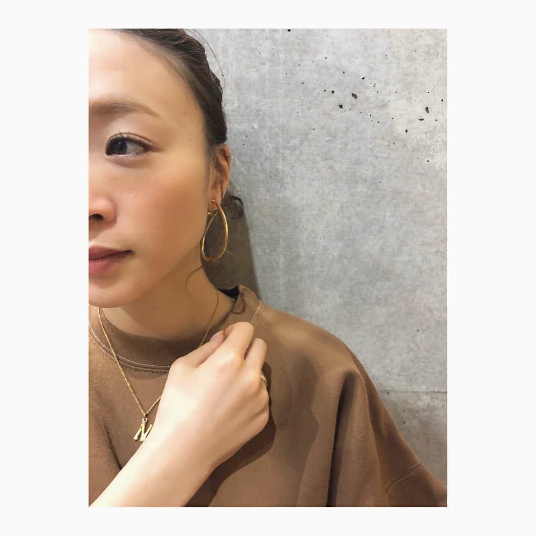 野尻美穂のインスタグラム：「顔が子供っぽいので、大人っぽくしてくれるゴールドは好きです。 #blanciris  #celine #手」