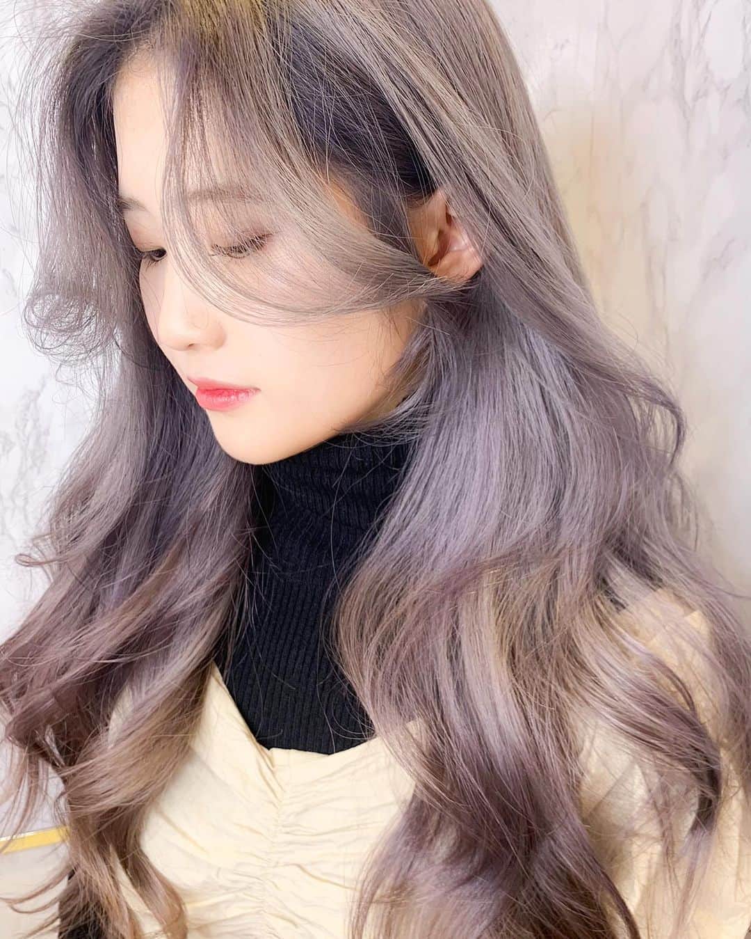 原涼香のインスタグラム：「オルチャンハイトーン × レイヤーカット 韓国人すぎる組み合わせ🇰🇷💜 もちろん、バングとおくれ毛の 顔まわりデザインも とことん任せてください✂️✨ ㅤㅤㅤㅤㅤㅤㅤㅤㅤㅤㅤㅤㅤ」