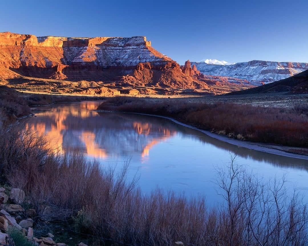 National Geographic Travelさんのインスタグラム写真 - (National Geographic TravelInstagram)「Photo by @stephen_matera | A winter sunset over the Fisher Towers and La Sal Mountains along the Colorado River near Moab, Utah. The Fisher Towers are one of many desert features near Moab that attract rock climbers and hikers from all over the world.  Follow me @stephen_matera for more images like this from Utah and around the world. #desert #moab #fishertowers #winter」2月16日 18時08分 - natgeotravel