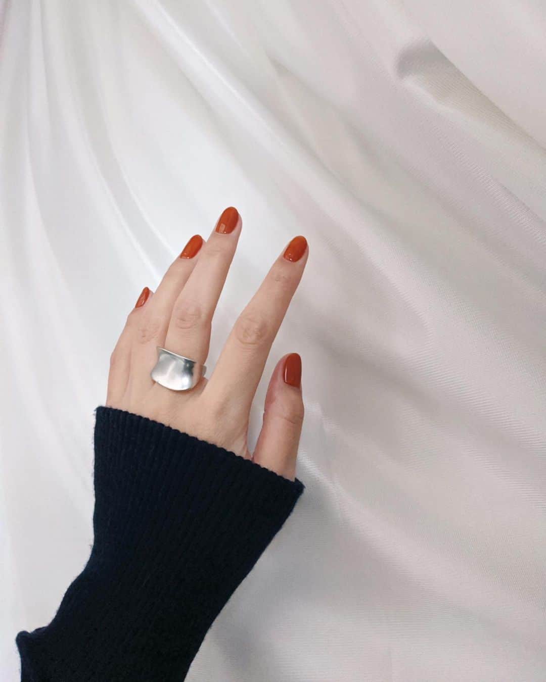 Shiho Sasakiのインスタグラム：「伸び伸びだったnailを変えてきました💅 今回もone color🌈 orangeとbrownを混ぜてクリアな質感で🍊🍫 春服にも馴染みそうな色にしたよ🙆‍♀️ #nail」