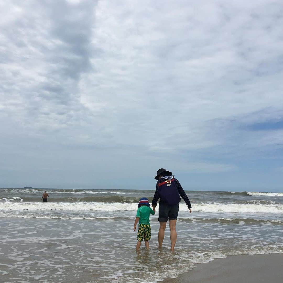 生島早織さんのインスタグラム写真 - (生島早織Instagram)「久々の海🏖  気温32度 薄曇り。 海水浴にちょうど良かった🌊  双子達異常なはしゃぎぶり😍  海を見て興奮😆 海に入って興奮😆 魚を見て興奮😆 何をしても楽しい😍  今回で3回目の同じホテル🏨  お部屋に入って屋外プールへ。  海とプール満喫したけど、実は実は、今日の旅行。 予定より数時間出発を遅らせて悩んだ末にやってきました。  2人とも熱は無いものの、夜中や明け方咳が出る。 昼間は元気満々。 数日そんな日が続きました。  さて、双子達が楽しみにしている海水浴。 行くか行かないか？  半日様子を見、症状が殆どでないという事で行く事に。  こんな時みんなどうするのかな？  夜中に『お薬飲んだのにまだシンドイ！咳が出る！』と、泣きながら起きてきた長男！  朝起きると、遊びに行きたい為、何度か出そうになった咳を隠し、こっそり薬箱から咳止めのど飴をなめてる🤣  ここは見てないふり！  車で1時間半の距離🚗 何かあれば帰ってこよう！  ホテルでは、暑くて寝苦しく起きた時に咳。 『さっきお薬飲んだのに！』と、また泣く。  熱もなし！ 食欲満点！ 日中は元気満々！  今日は家でおとなしく〜 と言っても、『わかった！ じゃあ、本でも読んでおとなしくするわ〜』とはならない😅  最近のニュースもあり、神経質になり過ぎか？ 何と言っても言葉の通じない異国。 病院通いは重労働🏥  育児って難しいのね〜😱 朝6時！ そろそろ起きてくるかな？  夜中の事は覚えているかな？  #双子育児 #双子ママ #海外育児 #海外生活 #久々の海 #育児は難しい #こんな時どうするの #こんな時どうすれば #みんなどうする #海は楽しい #3度目のホテル #同じホテル #twins #4歳初旅行 #海水浴 #ブラジルの海」2月16日 18時11分 - saori.ikushima