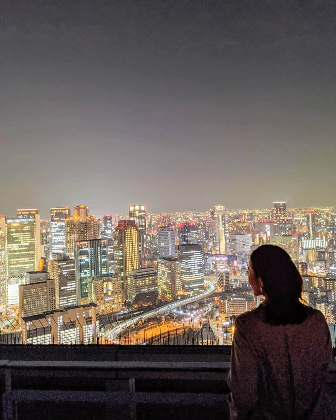 中村望美さんのインスタグラム写真 - (中村望美Instagram)「𝑁𝐼𝐺𝐻𝑇 𝑉𝐼𝐸𝑊 . . 大阪一日目の夜は梅田スカイビルに行ってきたよ💋 夜景がとにかく綺麗すぎて癒やされた🥺🥺 . . そして、pixelの綺麗さ👏👏 大阪いろんな思い出出来て楽しかったなぁ〜😭 実はまだまだ載せるものがある🥺笑 . . #pixelで撮影 #teampixel #baroque_pixel」2月16日 18時16分 - nozomi_n0316