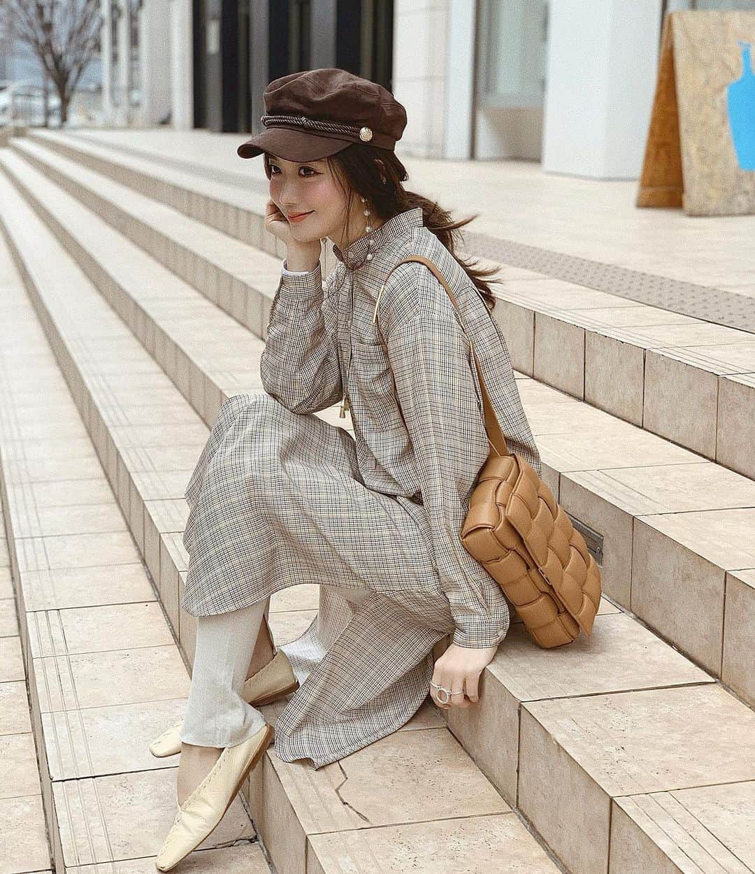 ___mikik___さんのインスタグラム写真 - (___mikik___Instagram)「しふく ⠀ 昨日は朝から @_hyeon_jp の新作モリモリ撮影してきました🎞 ⠀ springも可愛すぎて…🌸 このワンピとキャスケットも新作です🤎 ⠀ dress、casquette…#hyeon (2/21発売予定) leggings…#lifes bag…#bottegaveneta  shoes…#jilsander」2月16日 18時16分 - ___mikik___