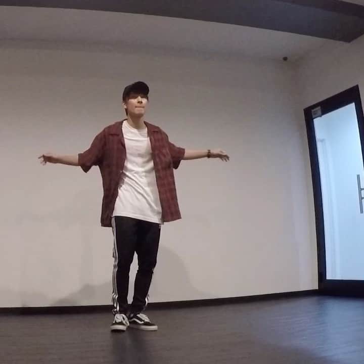 朝田淳弥のインスタグラム：「. 初ダンス動画！  Twitterには載せたけど、こっちにも投稿しちゃいます！  #朝田淳弥 #dance #ダンス #動画」