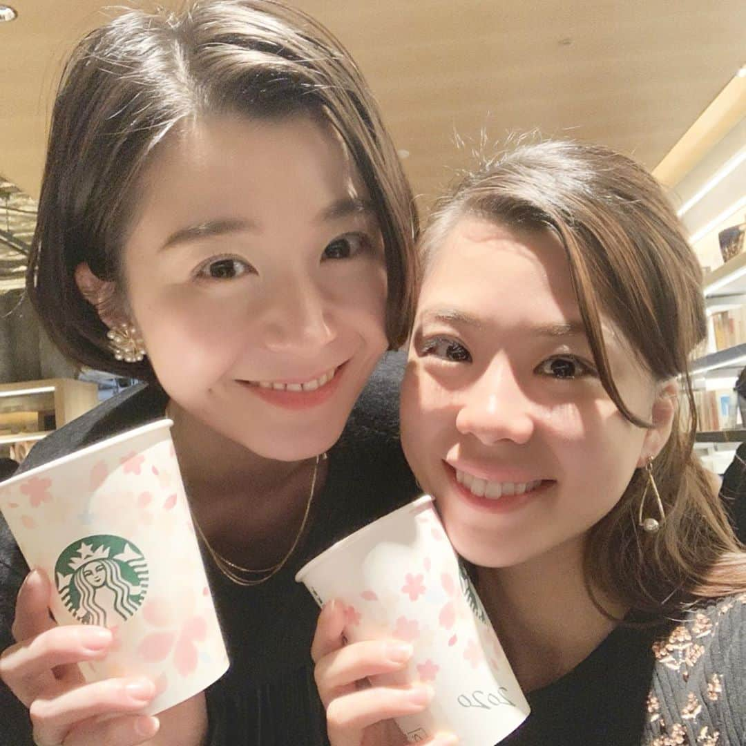 麻尋えりかさんのインスタグラム写真 - (麻尋えりかInstagram)「お久しぶりです 妹と銀座でお買い物&スタバday 桜🌸2020美味しかった💕 問題です みゆちゃんorらんちゃん、どちらでしょうか☺️❓ （加工すれば変顔も怖くない）#ginzasix#starbucks#双」2月16日 18時28分 - mahiroerika