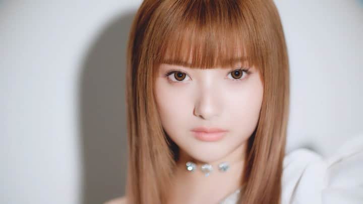 M∙A∙C Cosmetics Japanのインスタグラム：「ㅤ ライトフル C シリーズで手に入れる、スポットライトをフルに浴びたような輝くツヤ肌✨ お肌の状態やお好みに合わせて自分にピッタリのファンデーションをチョイスして ㅤ フィルターをかけたような柔らかツヤマット肌に仕上げるにはパウダーファンデーション「ライトフル C+ SPF 30 ファンデーション」がオススメ💡 ㅤ @kalenanzai #MACKALENANZAI ㅤ ㅤ 【期間限定キャンペーン開催中】お好きなファンデーション製品を含む8,250円(税込)以上お買い上げの方にはオリジナルLEDミラー(数量限定)をプレゼント🎁 ㅤ ※M・A・C公式オンラインショップでのプレゼントは限定数に達したため終了いたしました。 ※プレゼントはお1人様1会計につき1個までとなります。 ㅤ ㅤ #MACLightfulC #SpotlightReady #MACライトフル #MACCosmeticsJapan #MACコスメ #MACCosmetics #コスメ #メイク #ファンデ #ファンデーション #パウダーファンデーション #ベースメイク #カバー力 #柔らかマット肌 #テカらない #makeup #basemakeup #cosmetics #foundation #beauty #安斉かれん #kalenanzai #MACKALENANZAI」