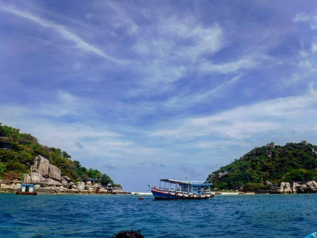 渡辺由布子さんのインスタグラム写真 - (渡辺由布子Instagram)「🚤 ・ ＴＡＯ ＩＳＬＡＮＤ  2月前半は避寒のため#タイ へ✈︎ 乾季は30℃以上ありながらも湿度が高すぎず、毎日青空が見えて過ごしやすくて好き。  新型コロナウィルスやPM2.5対策で、タイでもマスク人口多め。  サムイ島から2時間の船旅を経て、#タオ島 に初上陸🚩  #EscapetoThai  #ThailandResort #beach #palmtrees  #boattrip 📍 #KohTao #Thailand #🇹🇭」2月16日 19時05分 - watanabe_yuko