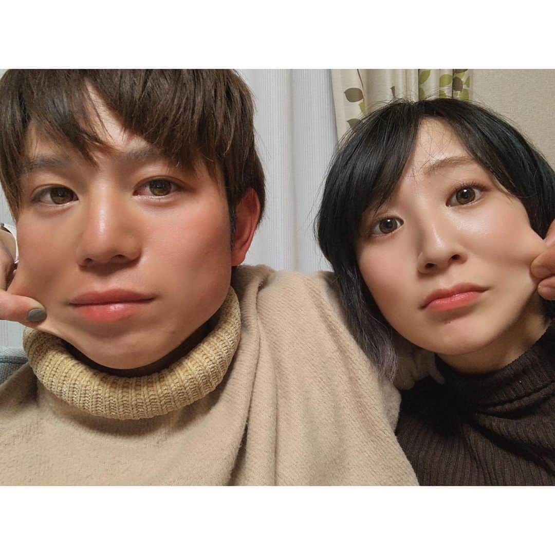 Ai.tさんのインスタグラム写真 - (Ai.tInstagram)「. パパと久しぶりに写真撮ろうかなぁと思って 撮ってたら昊也が入ってきたから 渚も呼んでみんなで🤗❤️ . 今日はボウリングに🎳 渚と昊也は初ボウリング🎳 私たちは7年ぶりくらい？ 私豪腕すぎてボールのスピード35キロって表示出ててびっくりした🙄笑 #周りの可愛い女の子20キロいかないくらい　#爆笑 . 最近は子どもたちが大きくなってきたから できることも増えて嬉しいなぁ😊 パパと付き合ってた頃にはダーツにハマって 毎週末一日中ダーツしてたから 久しぶりにまたダーツ行きたいなぁ🤗 そのうち子どもたちとも行ってみたい😍🙌 . フォローしてるママのストーリーにめちゃくちゃいいこと書いてあって 最近余裕がなくてイライラが多かったけど 楽しい毎日が過ごせるようにということだけを考えたら イライラもしなくて本当充実した土日🙆‍♀️ やりたいことをやろう❤️ . . . 2020.02.16 #家族」2月16日 19時01分 - ngs.rky.kuy