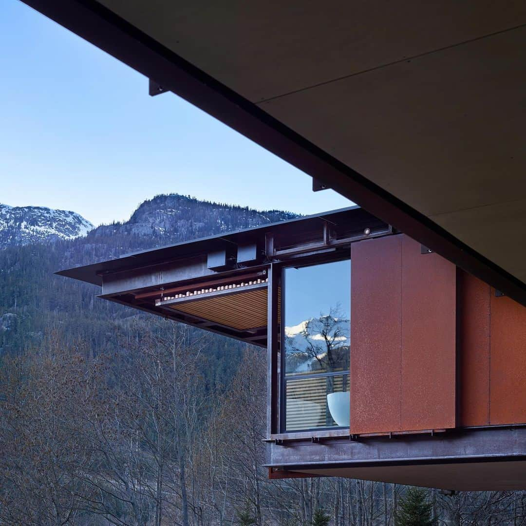 HYPEBEASTさんのインスタグラム写真 - (HYPEBEASTInstagram)「#hypeAF: Take a look at this large mountain cabin designed by American architect Tom Kundig of @olsonkundig. Situated in Whistler, Canada, the spacious structure has living spaces elevated ten feet from the ground and features a connecting 80-foot-long glass-walled bridge that separates the house into two parts. Swipe to get a closer view.⁠⠀ Photo: Benjamin Benschnieder/Olson Kundig」2月16日 19時07分 - hypebeast