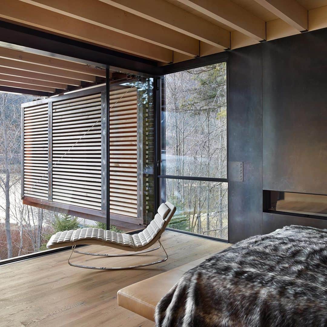 HYPEBEASTさんのインスタグラム写真 - (HYPEBEASTInstagram)「#hypeAF: Take a look at this large mountain cabin designed by American architect Tom Kundig of @olsonkundig. Situated in Whistler, Canada, the spacious structure has living spaces elevated ten feet from the ground and features a connecting 80-foot-long glass-walled bridge that separates the house into two parts. Swipe to get a closer view.⁠⠀ Photo: Benjamin Benschnieder/Olson Kundig」2月16日 19時07分 - hypebeast