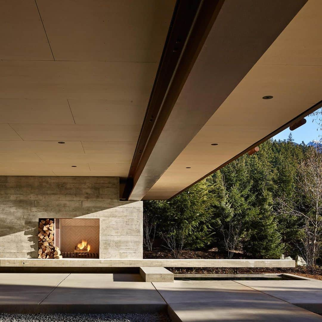 HYPEBEASTさんのインスタグラム写真 - (HYPEBEASTInstagram)「#hypeAF: Take a look at this large mountain cabin designed by American architect Tom Kundig of @olsonkundig. Situated in Whistler, Canada, the spacious structure has living spaces elevated ten feet from the ground and features a connecting 80-foot-long glass-walled bridge that separates the house into two parts. Swipe to get a closer view.⁠⠀ Photo: Benjamin Benschnieder/Olson Kundig」2月16日 19時07分 - hypebeast