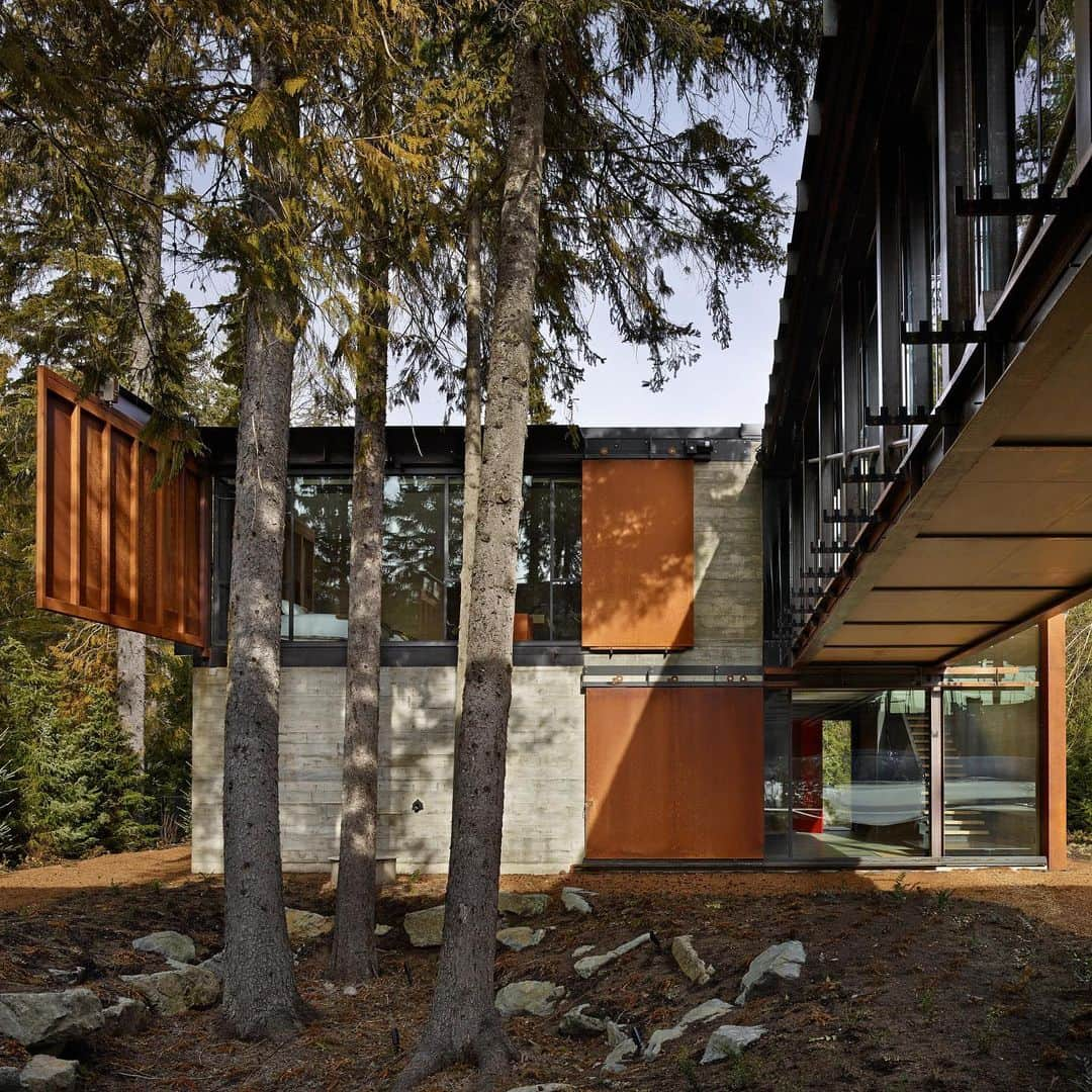 HYPEBEASTさんのインスタグラム写真 - (HYPEBEASTInstagram)「#hypeAF: Take a look at this large mountain cabin designed by American architect Tom Kundig of @olsonkundig. Situated in Whistler, Canada, the spacious structure has living spaces elevated ten feet from the ground and features a connecting 80-foot-long glass-walled bridge that separates the house into two parts. Swipe to get a closer view.⁠⠀ Photo: Benjamin Benschnieder/Olson Kundig」2月16日 19時07分 - hypebeast