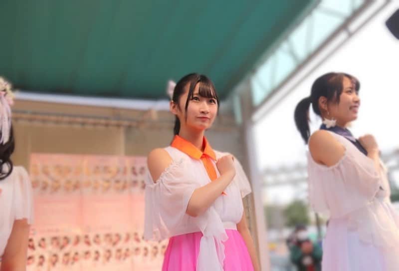 松本愛花さんのインスタグラム写真 - (松本愛花Instagram)「🧡 忘れ桜の新衣装どうですか〜？ なんてったって…髪飾りのリボンが大のお気に入り.嬉しい♥️ #リボン #アイドル衣装 #衣装 #ヘアアレンジ #ポニーテール #ライブ写真  #スパガ」2月16日 19時21分 - aika_matsumoto.official