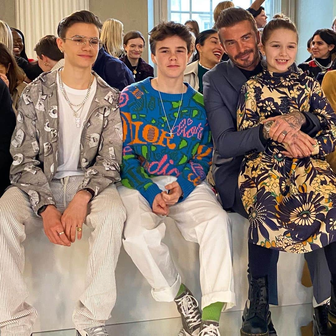 Vogue Parisさんのインスタグラム写真 - (Vogue ParisInstagram)「Family photo: once again, @VictoriaBeckham’s family came out today in full force to support her from the front row  #VictoriaBeckham @DavidBeckham」2月16日 19時14分 - voguefrance