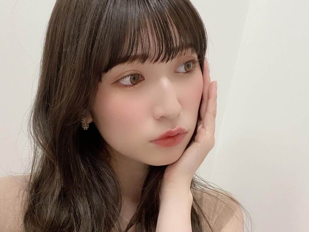 吉田朱里さんのインスタグラム写真 吉田朱里instagram 黒髪ぱっつんにしてから メイクとか服装とか変えれて 楽しいぃ やっぱ 前髪重めの方が 盛れる気がするんだけど 私だけ 髪の色落ちやだよー でも色落ちした色も楽しみ 最近よくつけてる