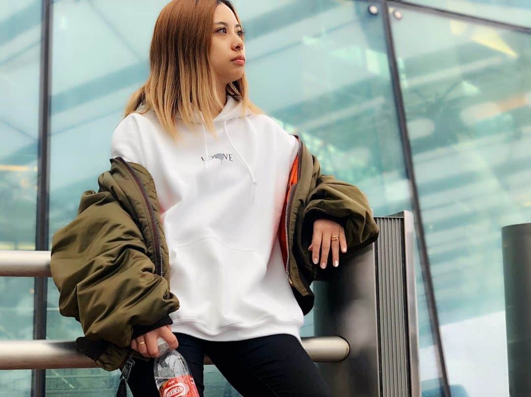 Licanaのインスタグラム：「すっぴんでもマツエクしてるとぱっちりしますなー👁✨ 可愛い服にキラキラジュエリー。 いつもほんまに有難うございます💋✨ 👕 @fesc105 💍 @avalanche_goldandjewelry  #fesc #avalanche #avalanche_goldandjewelry #SHIBUYA #TOKYO #JAPAN #Licana #japina」