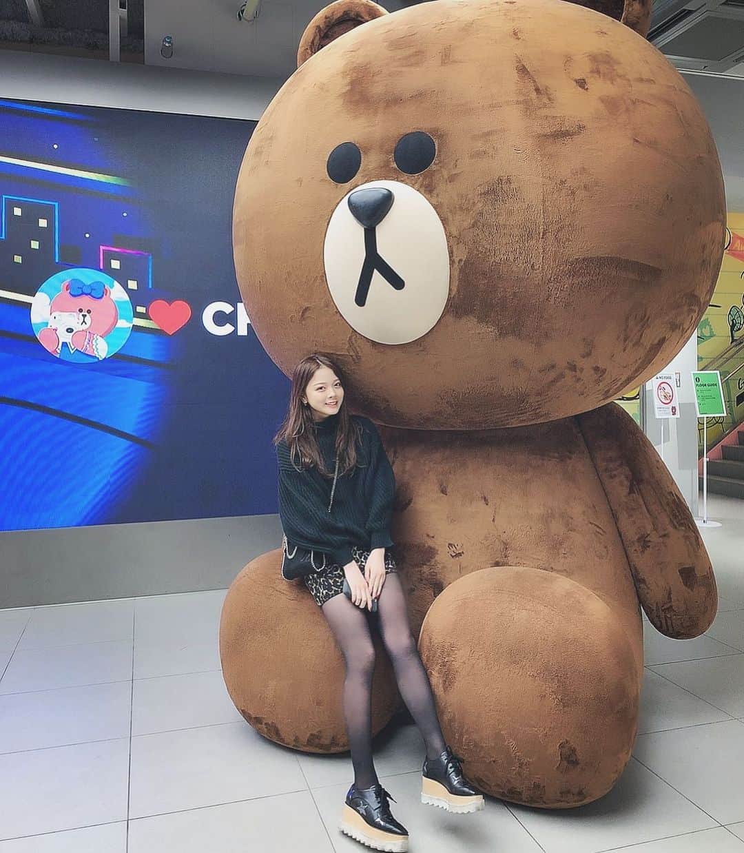 仲本莉絵瑠のインスタグラム：「この写真のために加工1時間くらいした（結構リアル）表参道で買い物した〜✌🏻💖」